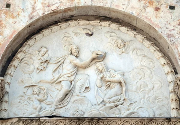 イタリア トスカーナ ルッカのサンタ マリア Forisportam 教会のポータル 聖母マリアの戴冠 — ストック写真
