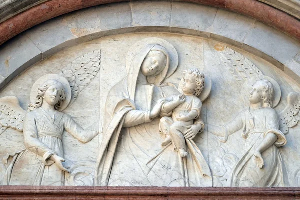 Bajorrelieve Que Representa Virgen María Con Niño Jesús Entre Ángeles — Foto de Stock