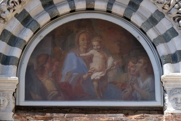圣母玛利亚与婴孩耶稣 半月形在圣朱斯托教会的门户在卢卡 托斯卡纳 意大利 — 图库照片