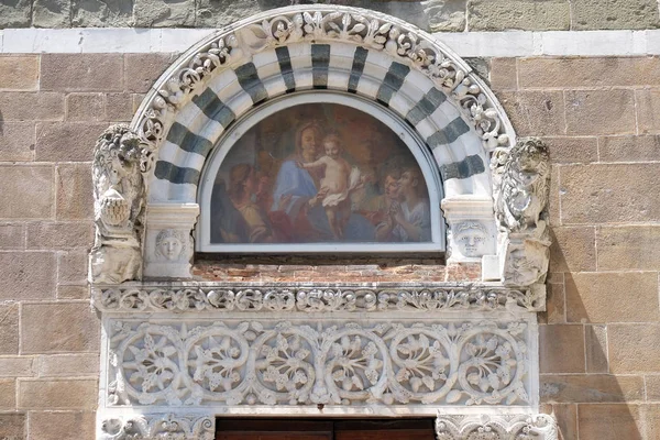 聖母と赤ん坊のイエス ルッカ トスカーナ イタリアのサン ジュスト教会のポータル上のリュネット — ストック写真