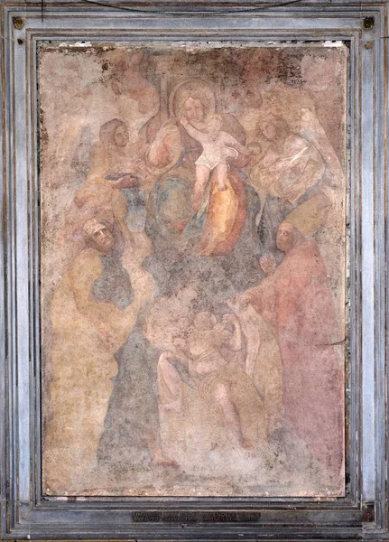 聖母マリアは赤ちゃんパラッツォ プレトーリオまたはイタリア トスカーナ ルッカのポデスタのイエスと聖人のフレスコ画 — ストック写真