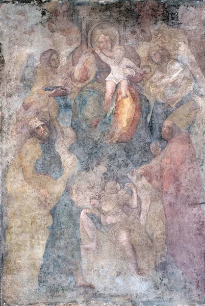 聖母マリアは赤ちゃんパラッツォ プレトーリオまたはイタリア トスカーナ ルッカのポデスタのイエスと聖人のフレスコ画 — ストック写真