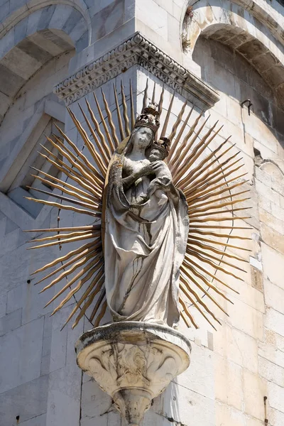 圣母玛利亚与婴孩耶稣 雕塑在圣米歇尔的门面的角落在古教会在卢卡 意大利 — 图库照片