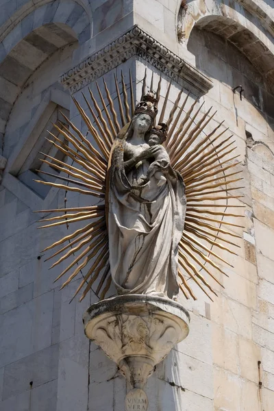圣母玛利亚与婴孩耶稣 雕塑在圣米歇尔的门面的角落在古教会在卢卡 意大利 — 图库照片