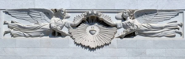 Reliéf Nejsvětější Srdce Ježíšovo Obklopena Anděli Portál San Leonardo Kostele — Stock fotografie