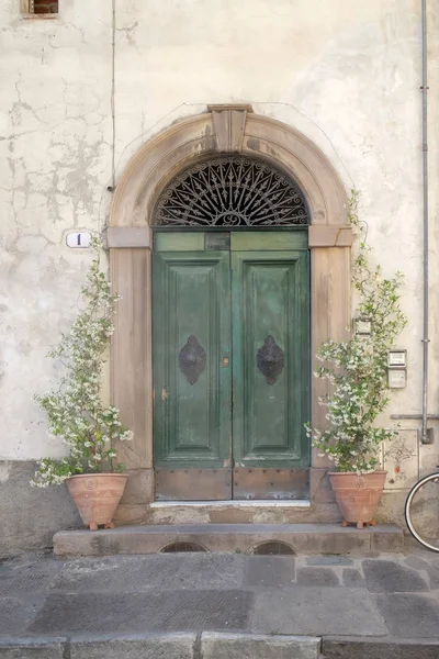 ルッカ トスカーナ イタリアの中世の町から住宅の戸口詳細 — ストック写真