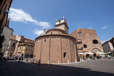 Rotonda di San Lorenzo Kilisesi ve saat kulesi Mantua, İtalya üzerinde 04 Haziran 2017.