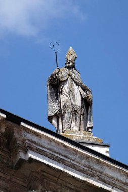 Saint Anselm, heykel Mantua katedralin cephesinde Saint Peter, Mantua, İtalya için adanmış. 