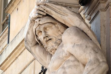 Herkül heykeli Mantua, İtalya'nın tarihi merkezinde 18. yüzyıl Palazzo Vescovile (Piskopos Sarayı) girişinde 