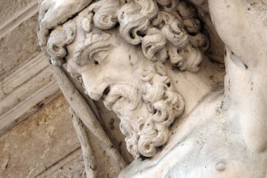 Herkül heykeli Mantua, İtalya'nın tarihi merkezinde 18. yüzyıl Palazzo Vescovile (Piskopos Sarayı) girişinde