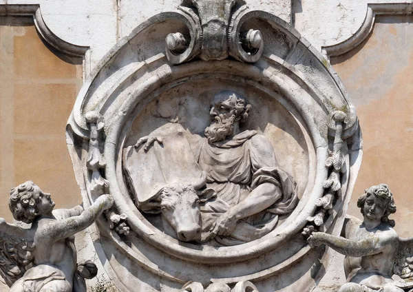 Svatý Svatý Lukáš Sochy Fasádě Katedrály Mantua Věnuje Svatého Petra — Stock fotografie