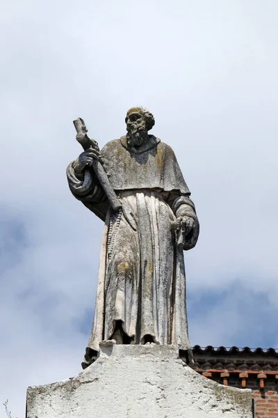 祝福的乔瓦尼 在曼图亚大教堂的门面上的雕像献身于圣彼得 曼图亚 意大利 — 图库照片
