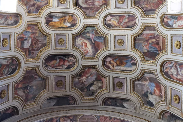 세인트 피터만 이탈리아만 대성당의 천장에 프레스코 — 스톡 사진
