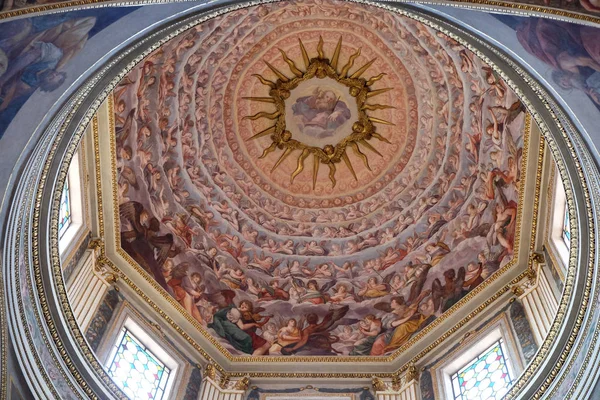 マントヴァ大聖堂の天井の絵画天使のフレスコ画に囲まれた父なる神に聖ペテロ マントヴァ イタリア専用 — ストック写真