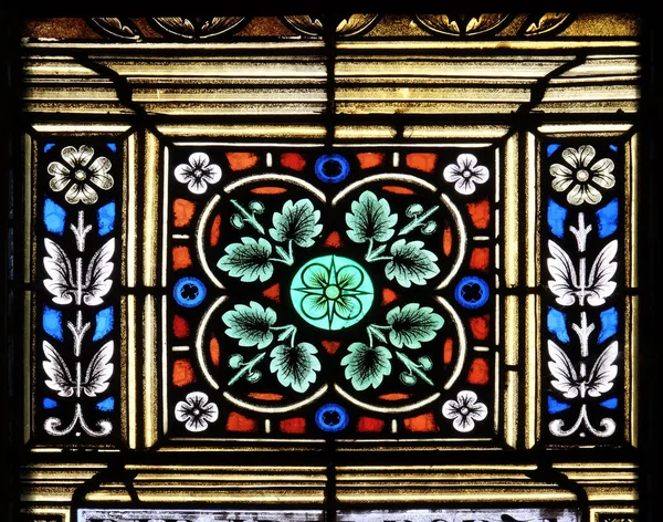 クロアチア ザグレブの聖マルコの教区教会のステンド グラスの窓 — ストック写真