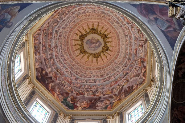 マントヴァ大聖堂の天井の絵画天使のフレスコ画に囲まれた父なる神に聖ペテロ マントヴァ イタリア専用 — ストック写真