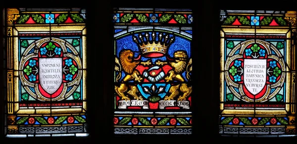 クロアチア ザグレブの聖マルコの教区教会のステンド グラスの窓 — ストック写真