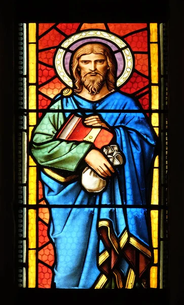 聖マタイ福音伝道者 クロアチア ザグレブの聖マルコの教区教会のステンド グラスの窓 — ストック写真