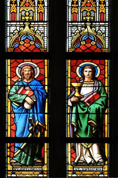 聖人のマシューとジョン福音伝道者 クロアチア ザグレブの聖マルコの教区教会のステンド グラスの窓 — ストック写真