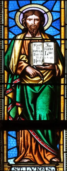 圣卢克福音传教士 彩色玻璃窗户在圣马克教区教堂在萨格勒布 克罗地亚 — 图库照片