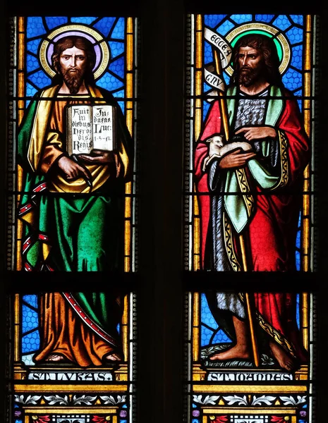 聖人のステンド グラスの窓クロアチア ザグレブの聖マルコの教区教会で 洗礼者ヨハネとルーク福音伝道者 — ストック写真