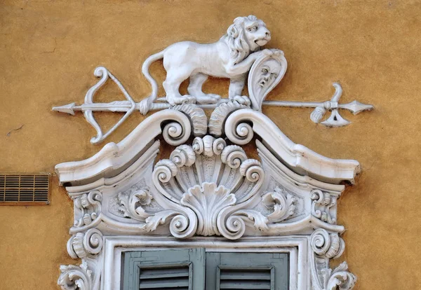 Beautiful House Facade Carved Stone Animals Mantua Italy — Stock Photo, Image