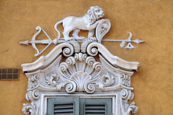 Hermosa Fachada Casa Con Animales Piedra Tallada Mantua Italia —  Fotos de Stock