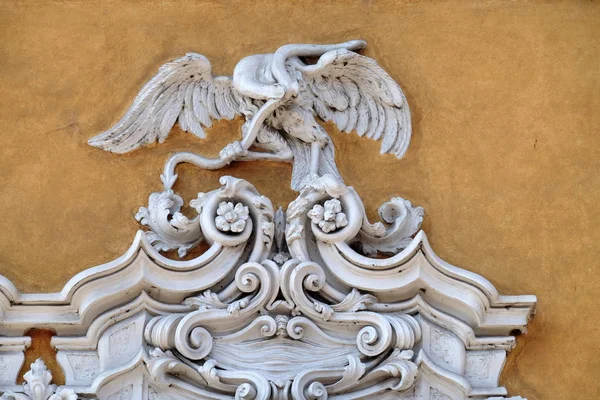 美丽的房子门面与雕刻石动物在曼图亚 意大利 — 图库照片