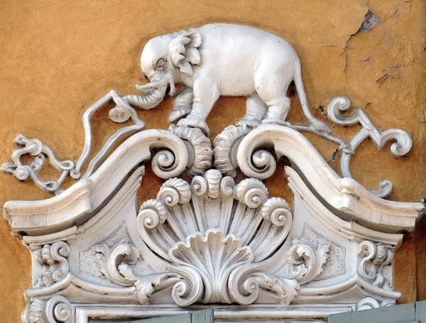 Beautiful House Facade Carved Stone Animals Mantua Italy — Stock Photo, Image