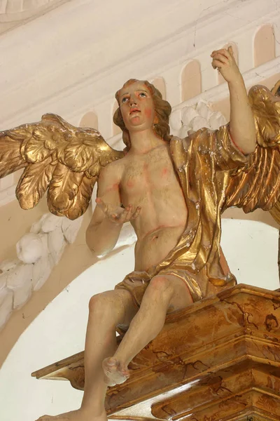 Klenovnik クロアチアの城の礼拝堂の祭壇の上の天使像 — ストック写真