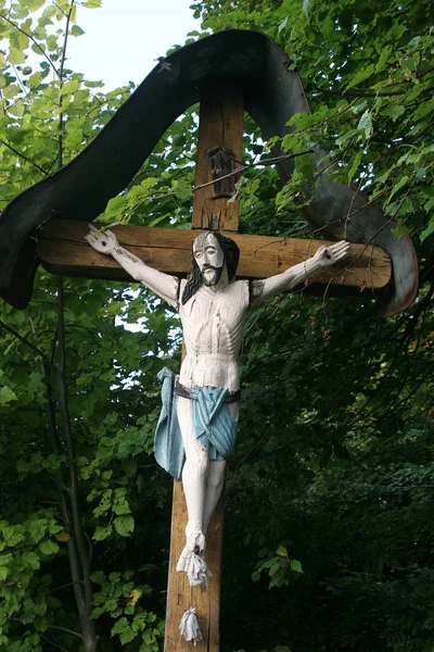 Klenovnik クロアチアで道端の十字架 — ストック写真