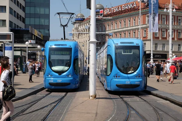 Blaue Straßenbahnen Auf Dem Jelacic Platz Zagreb Kroatien Juli 2016 — Stockfoto
