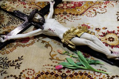 Tanrı'nın mezarı, önünde Haç kutsal Cumartesi günü sergiledi ve Zagreb Katedrali içinde saygı üzerinde 04 Nisan 2015 için hazırlanan