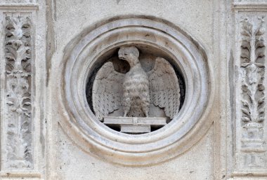 Saint John Evangelist gönderen Jacopo e Paolo da Ferrara, mermer minber sembolü tarihli 1501, Modena Katedrali, İtalya