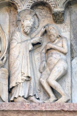 Genesis hikayeleri ile plaka: Adem'in Yaratılışı kabartma Wiligelmo, Modena Katedrali, İtalya 