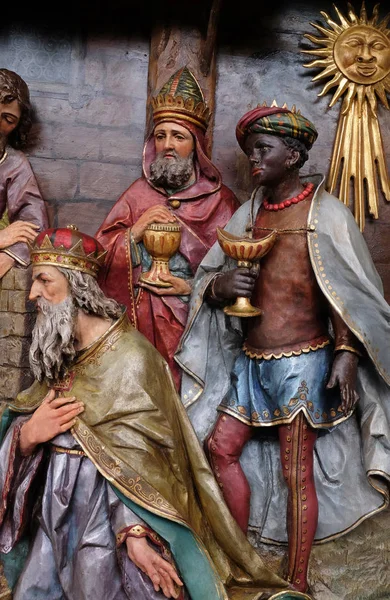 在克罗地亚 Stitar 圣马修教堂的祭坛 耶稣诞生场面 对法师的崇拜 — 图库照片