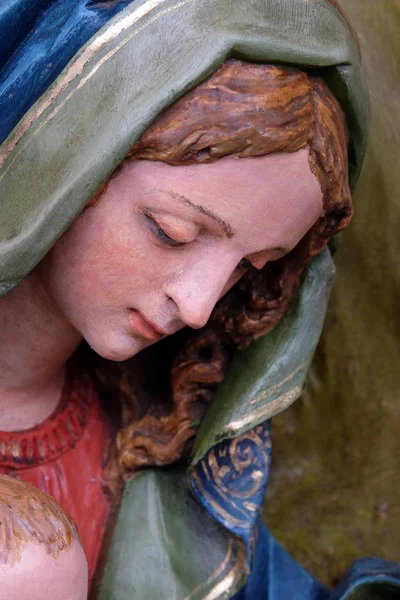 圣母玛利亚 在克罗地亚斯蒂塔尔的圣马修教堂的祭坛 — 图库照片