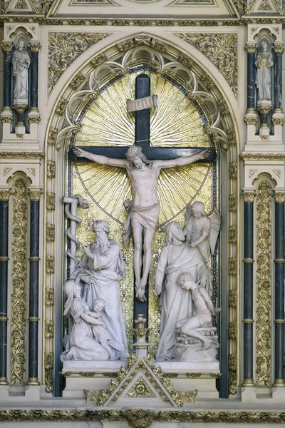 圣十字祭坛在萨格勒布大教堂致力于玛丽的假设 — 图库照片