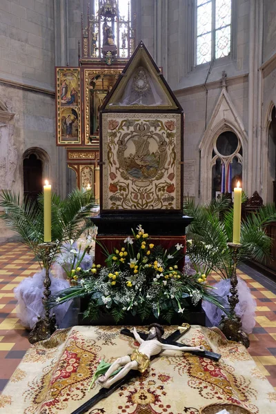 耶稣墓前的十字架 是在圣星期六展出的 并准备在2015年4月04日的萨格勒布大教堂里崇拜 — 图库照片