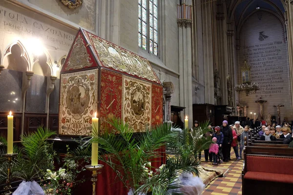 耶稣墓前的十字架 是在圣星期六展出的 并准备在2015年4月04日的萨格勒布大教堂里崇拜 — 图库照片