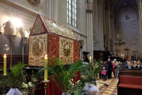 Crucifix Front God Tomb Exhibited Holy Saturday Prepared Veneration Zagreb — Stock Photo, Image