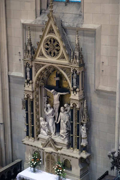 Алтарь Святого Креста Загребском Соборе Посвященный Успению Марии — стоковое фото
