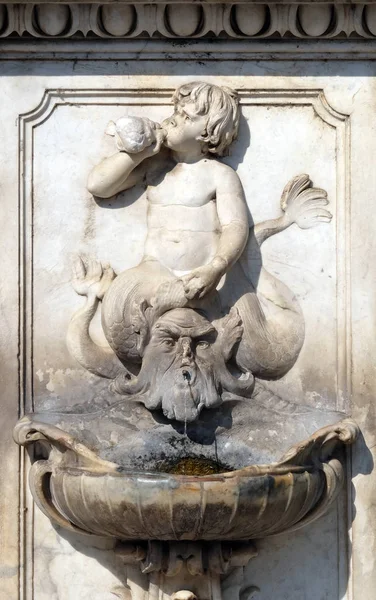 イタリアの古い飲む噴水 — ストック写真