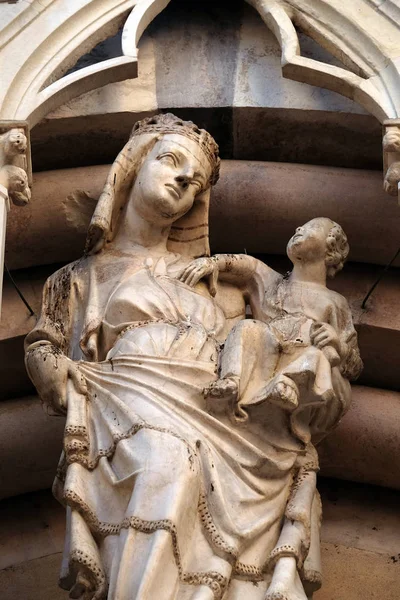 圣母玛利亚与婴孩耶稣和圣人 在圣米歇尔的门户在伯格教堂在比萨 意大利 — 图库照片
