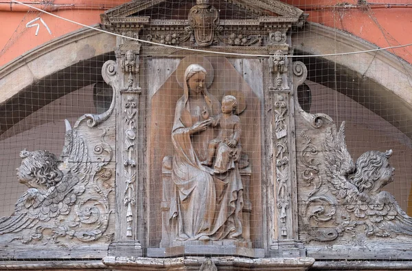 聖母と赤ん坊のイエス イタリアの家の正面 — ストック写真