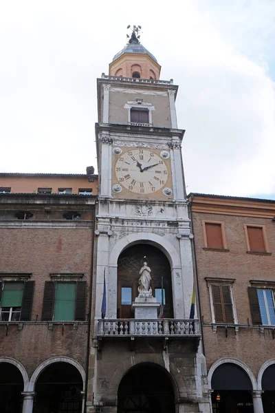 ユネスコ世界遺産 モデナ イタリア モデナ グランデ広場にある市庁舎の時計塔 — ストック写真