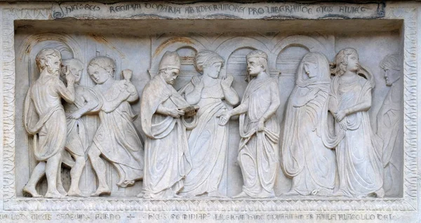 小组与圣专门的生活情节 由奥古斯丁 杜乔约 1442 摩德纳大教堂 意大利 — 图库照片