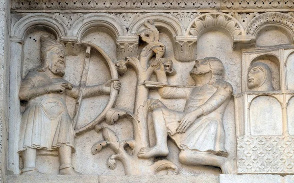 创世纪 中的故事板块 盲人拉梅赫用喉咙里的箭杀死该隐 意大利摩德纳大教堂威利格莫的低音浮雕 — 图库照片