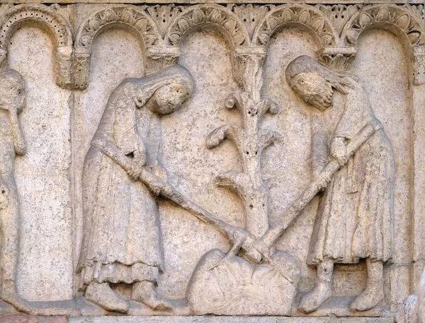亚当和夏娃锄头地球救济由 Wiligelmo 摩德纳大教堂 意大利 — 图库照片