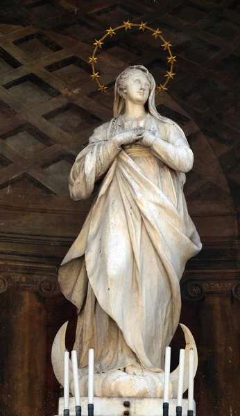 Statua Della Vergine Maria Sulla Torre Dell Orologio Municipio Modena — Foto Stock